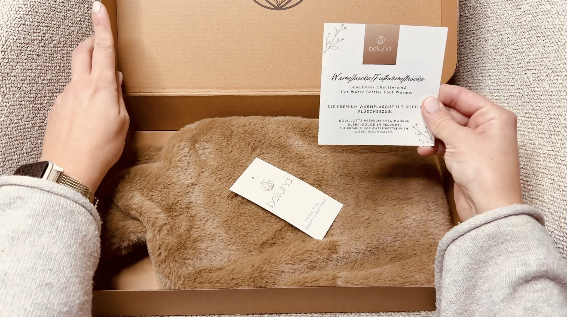 Belund. Kuschelige Wärmflasche in Caramel Brown mit nachhaltiger Geschenkverpackung und Beschreibung. Leicht entnehmbar und waschbar und hochwertig verarbeitet.