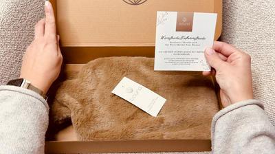 Belund. Kuschelige Wärmflasche  in Caramel Brown mit nachhaltiger Geschenkverpackung und Beschreibung. Leicht entnehmbar und waschbar und hochwertig verarbeitet.