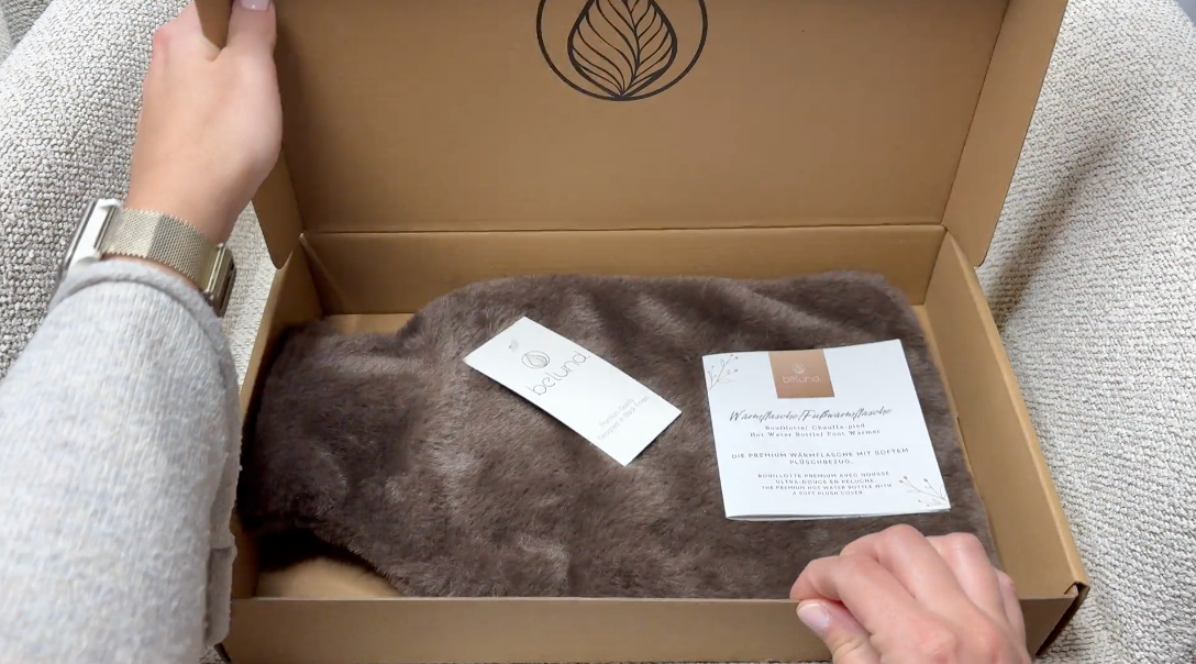 Belund. Premium Wärmflasche in rmit nachhaltiger Geschenklverpackung oekotex zertifizierte Wärmflasche super flauschig und weich designed in black forest Deutschland. Wärmer in Espresso Brown